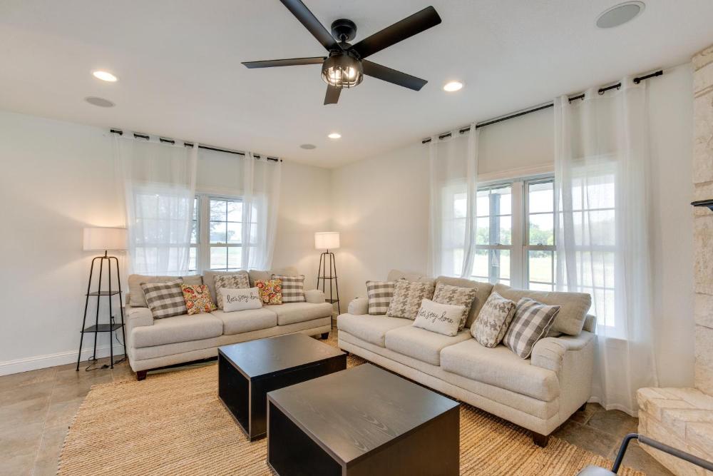 Unwind Fireside Wills Point Gem with Hot Tub and Pond